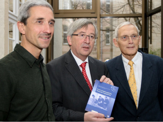 Zusammenkunft anlsslich der gemeinsamen Publikation "From Employability Towards Capability"  von Dr. Klaus Schneider, Premierminister Jean-Claude Juncker und Prof. Dr. Hans-Uwe Otto (v.l.n.r)