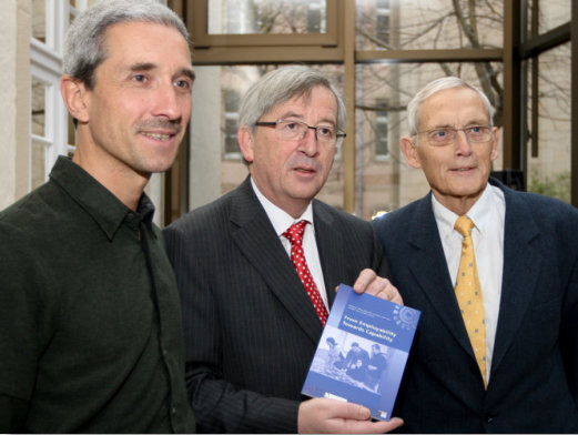 Zusammenkunft anlässlich der gemeinsamen Publikation "From Employability Towards Capability"  von Dr. Klaus Schneider, Premierminister Jean-Claude Juncker und Prof. Dr. Hans-Uwe Otto (v.l.n.r)